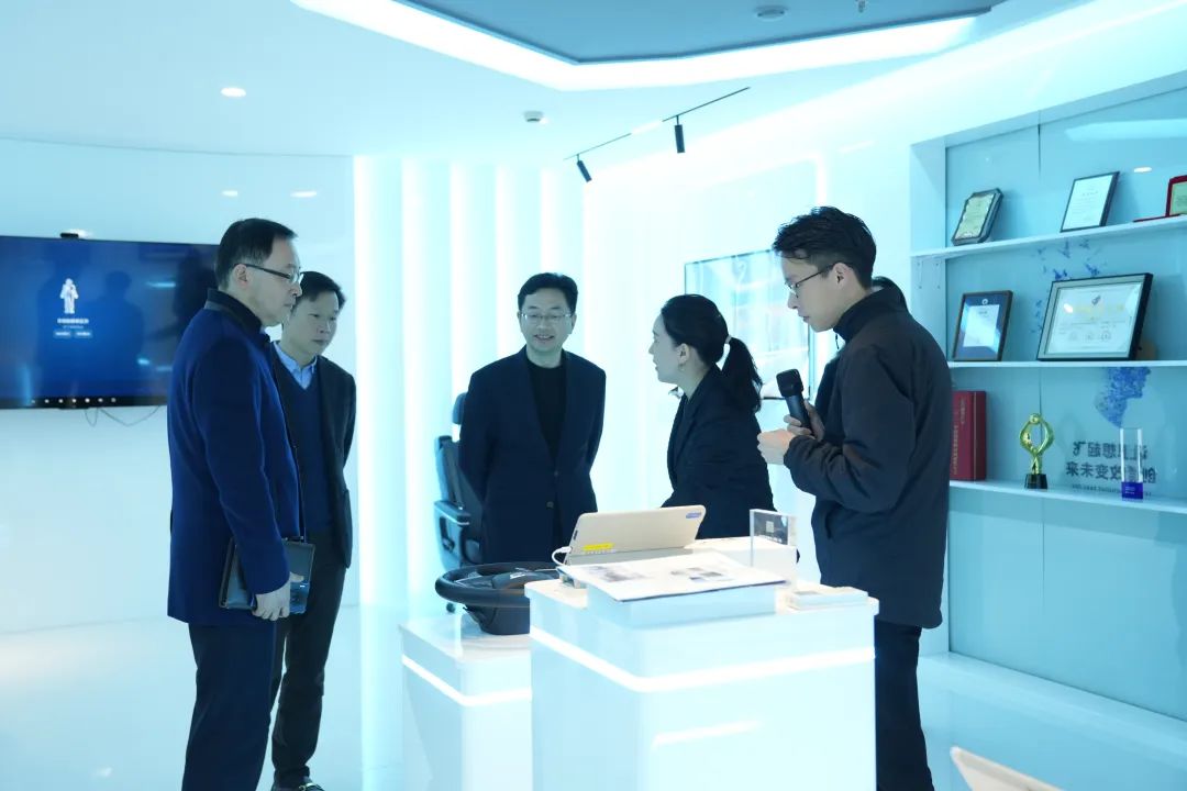 董事长娄菊玲为杨朝副区长介绍智能车载心电监测设备产品.jpg