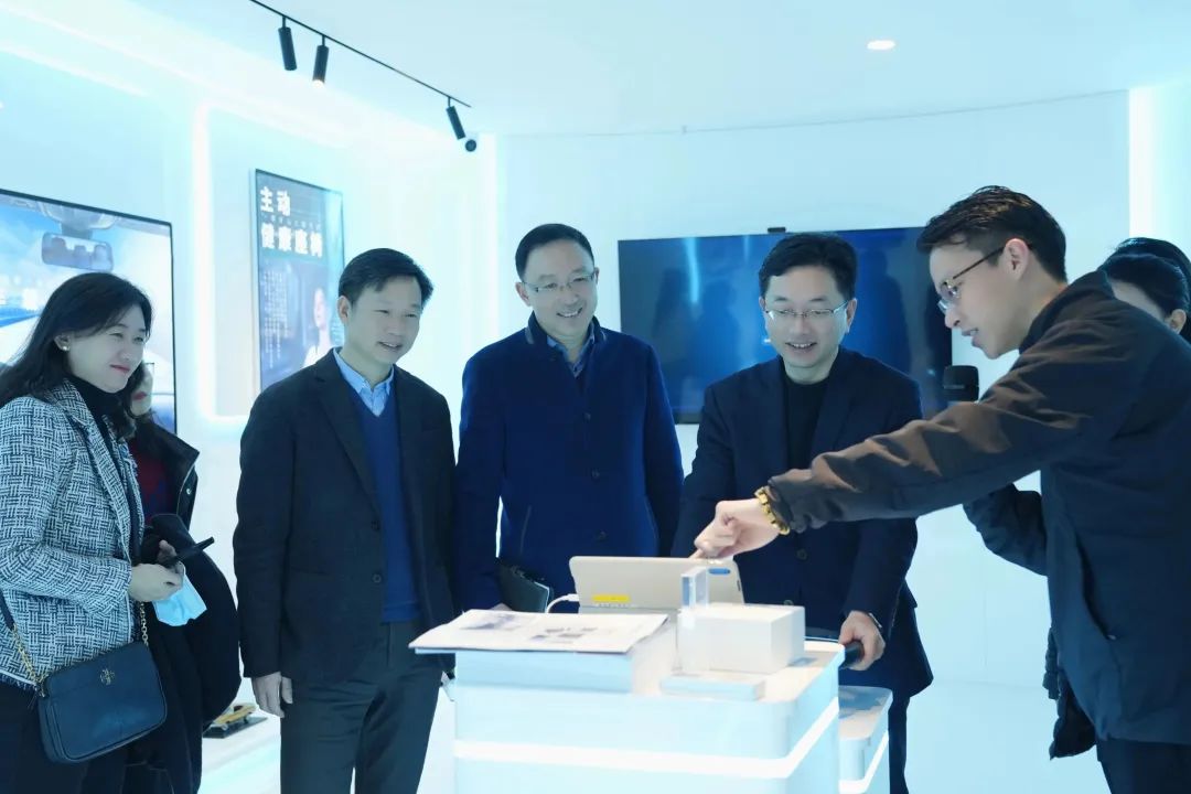 杨朝副区长体验智能车载心电监测设备.jpg