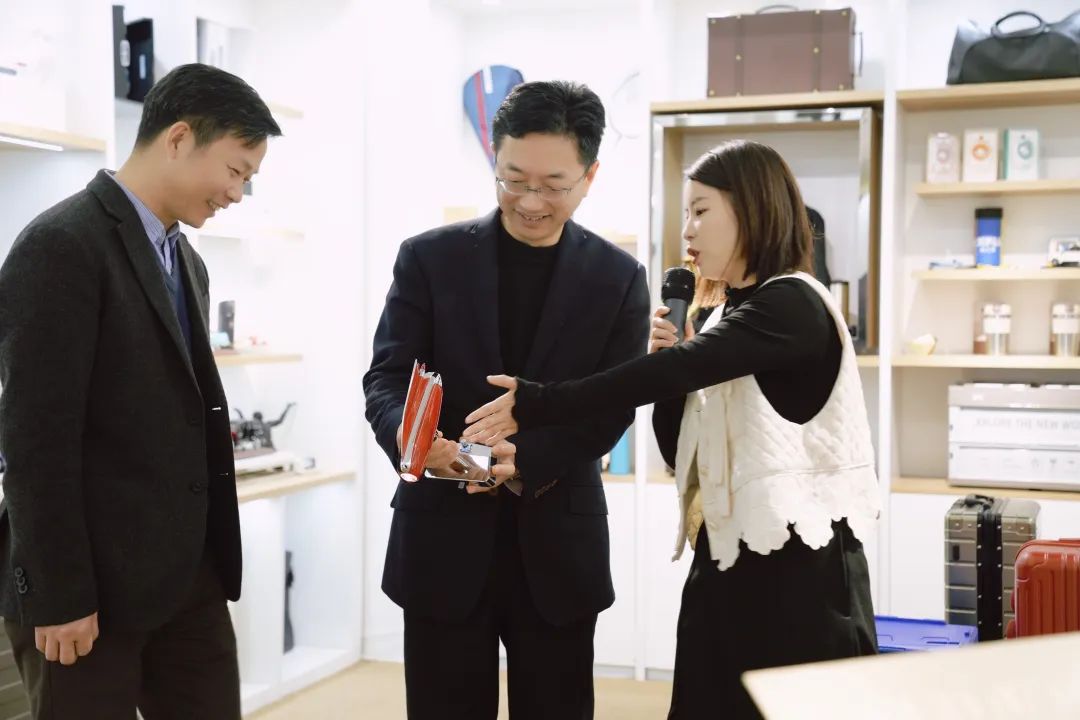 杨朝副区长参观精品陈列厅，了解上海佳昌设计的汽车衍生产品.jpg